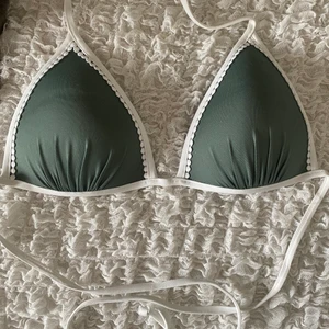 Bikiniöverdel  - Militärgrön bikini från hm. Köpt 2019, använd ca 3 gånger. Köparen står för frakten 🥀