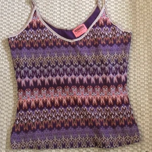 Missoni linne! - Jätte fint mönstrat missoni linne i slk S. Super gulligt till ett par jeans eller en kjol till sommaren. Säljer för att det inte passar så bra. I jättebra skick! 