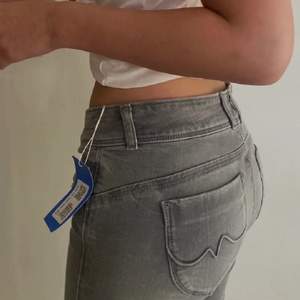 Ett par ass snygga liknade grå Lågmidjade jeans som första bilden med slitningar från h&m med pushup effekt!💖 knappt använda, Max 3 gånger som nya!💞 💬 skriv för frågor/bilder! PRIS KAN DISKUTERAS 