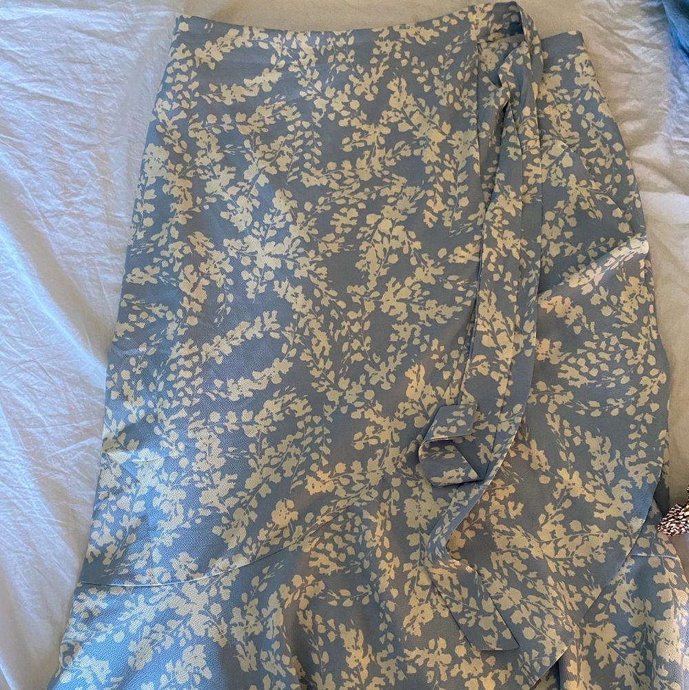 säljer nu min blåa långa volang kjol med knytning från Gina tricot! kjolen är aldrig använd utan endast testad! verkligen super fin o gullig, kjolen har volanger o går ner till lite efter knäna o har en knytning. är köpt förra sommaren men har aldrig kommit till användning, därav ja säljer den. Priset går o diskuteras vid snabb affär! 💕. Kjolar.