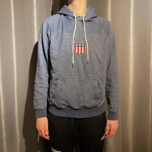Gant hoodie - Använt skick och finns ett litet hål! Liten i storleken, skulle säga M 