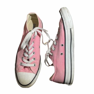 Rosa converse  - Låga rosa converse i storlek 38. De är använda men i väldigt bra skick ((: skriv för fler bilder!!
