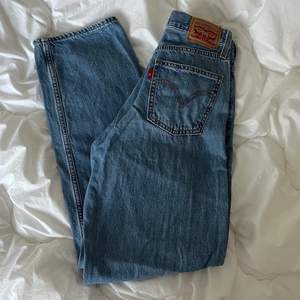 Levi’s straight dad jeans. Mina favorita jeans, men kommer inte till användning eftersom dem har blivit för stora.