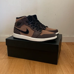 Air Jordan 1 Mid Dark Chocolate - Storlek 40.5 EU. Helt nya & oanvända!