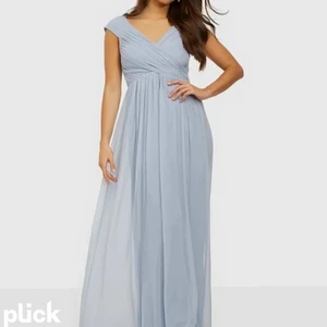 Blå balklänning  - Säljer nu min superfina balklänning från nelly, storlek 36. Endast använd 1 gång. Klänningen är uppsydd för att passa en mellan 163-170💙