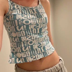 Sött linne - Supergulliga linne som jag har köpt på plick! Den är croppad!❤️(Checka mina andra annonser, jag samfraktar!