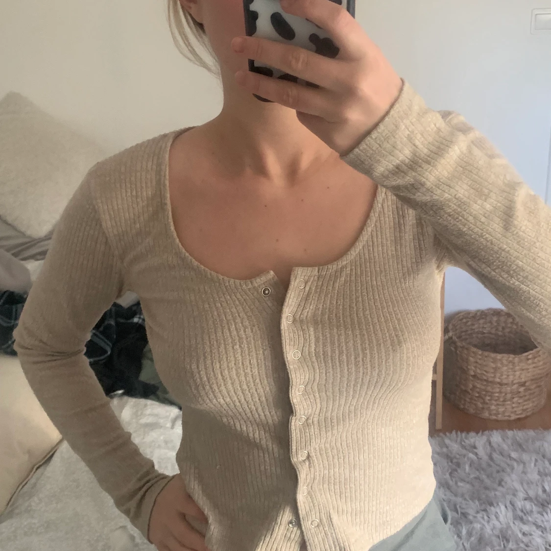 Beige tröja med knappar