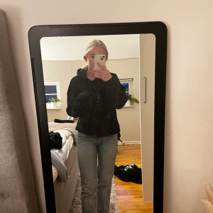 Svart hoodie - Säljer min svarta hoodie.