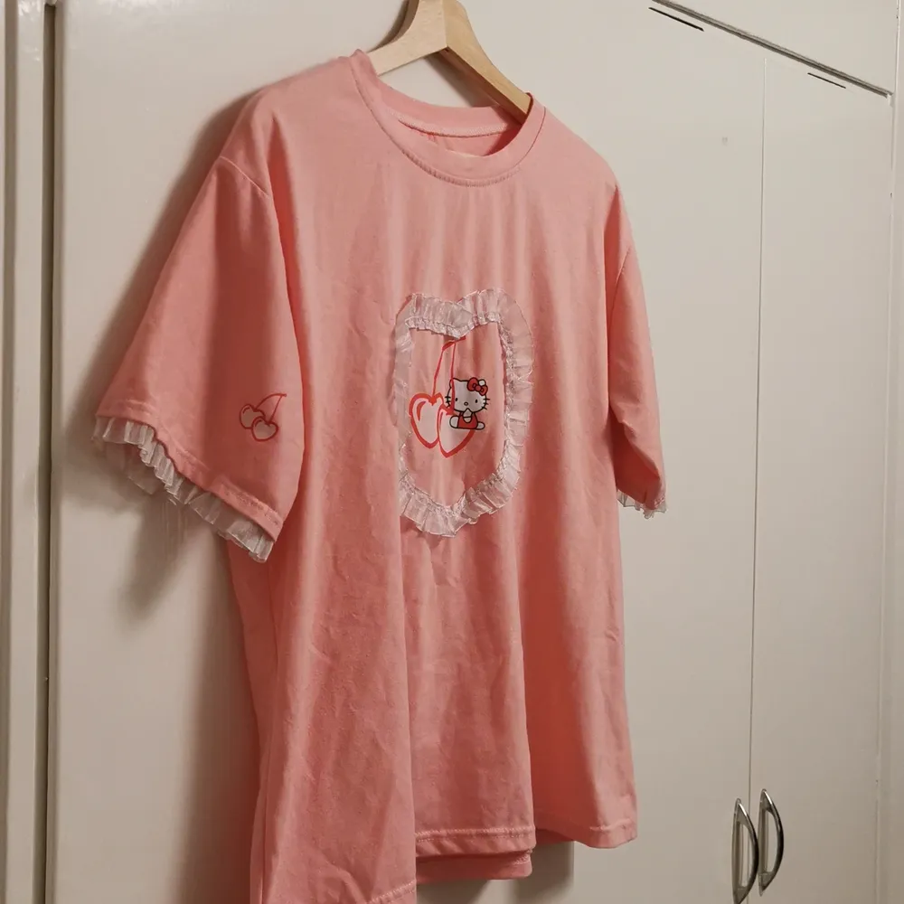 Söt t-shirt med Hello Kitty . T-shirts.