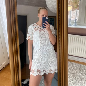 Spetsklänning  - Super söt spets klänning perfekt till sommaren eller studenten. Den är lite mer mot det vanilj vit i färgen, dne har ett knäpp där bak ochh en innerklänning därav inte genomskinlig. Säljer endast vid bra bud😁