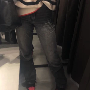 Grå/svarta zara jeans  - Min FAVORIT byxor från zara som jag tyvärr råkat riva sönder högra bakfickan på, som man kan se på bild 2 och 3. Blir även extra tråkigt eftersom de inte går att köpa dom längre. Färgen är även mer som på första bilden än på de andra.                                                                                                Går ner till golvet på mig som är runt 178 och har långa ben. Det är storlek 34 på dom men passar mig som har 36. 
