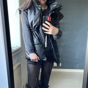 LXA läderväst - Väst från LXA som släpptes förra året, säljer då jag beställde två storlekar men aldrig returnerade den ena! Västen är i fakeläder och har resårer i sidan som gör att man kan anpassa storleken. Jag är 166cm & bär normalt strl 32/XXS och västen sitter oversize på mig. 