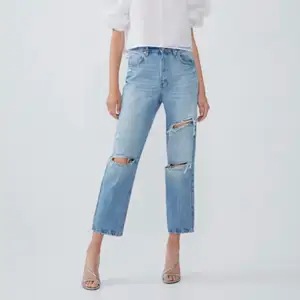 Zara jeans med hål och slitningar. I storlek 38 och cropped på mig som är 167cm så normallängd på någon är som va 160cm.