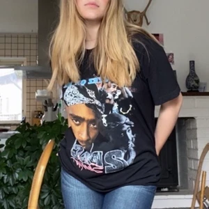 T-shirt  - Fett cool T-shirt med 2 pac på som inte längre används. Super skön o oversized⭐️