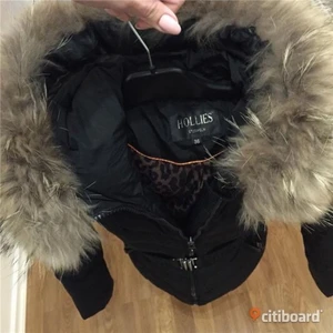 Hollies vinter jacka!!! - Klar täcken på använt men nästan som helt nu äkta päls köpte den för 4 tusen kronor vinte Jacka Hollies.