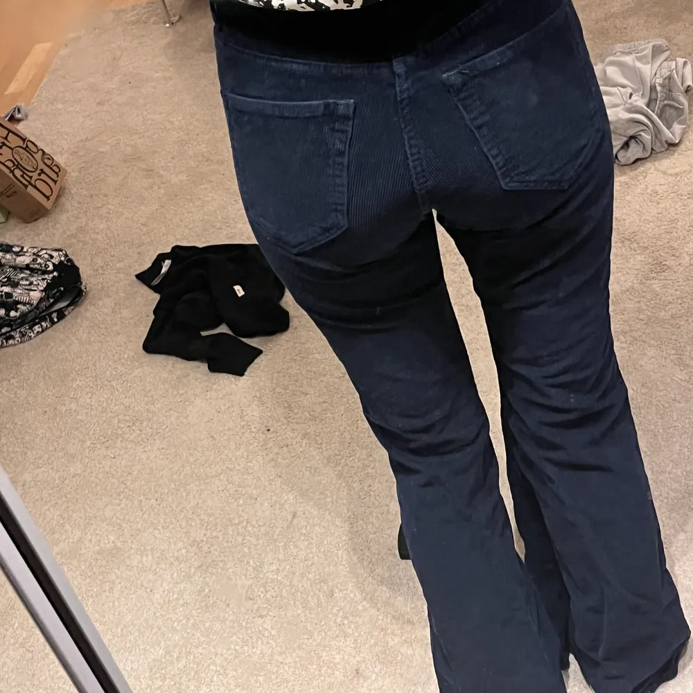 Mina favorit jeans i typ 2 år, tyger sitter tight runt bakdelen och på sidorna och är även bekväma. Har inte storlekslappen kvar men sitter som 36 skulle jag säga. . Jeans & Byxor.