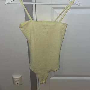 Gul bodysuit - Gul body från bikbok i st XS. Passar perfekt för sommaren.