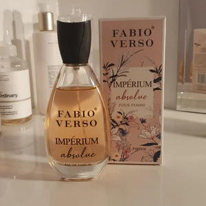 Parfym  - En väldigt god och kvinlig parfym. Luktar blommor. Väldigt god och fräsch. Säljer den för att jag hittat en ny parfym som passar mig bättre