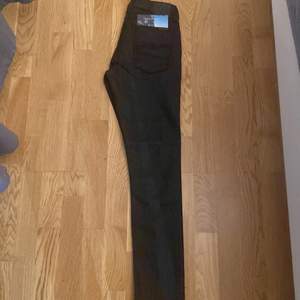 Helt ny Nudie jeans Modell: SKINNY LIN Tim Tvätt: Organic black in black Storlek : -w28 L30 Midja 35 cm x2 Längd : 100cm Strech Slim Fit 98% Organic Cotton 2% Elastaine  