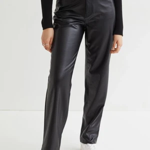 Skinnbyxor - Säljer ett par skinnbyxor från hm som sällan är använda💓 bra i längden för någon som är ca 165