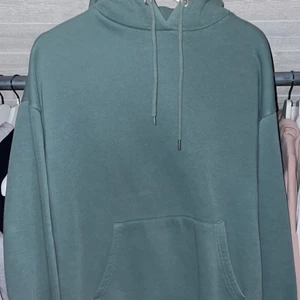 Hoodie från Nelly - Snygg hoodie från Nelly. Den är stor i storleken men skulle säga att den är som en Xs/s. Den är mer grön än vad den är på bild men en jättefin färg verkligen 