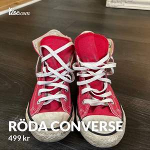 Ett par ganska så använda converse i st 35 de ända som är ”fel” är sulorna