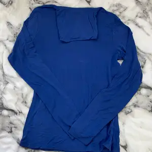 En blå turtleneck tröja från H&M. Använd ett par gånger men i väldigt god skick. Storlek M.