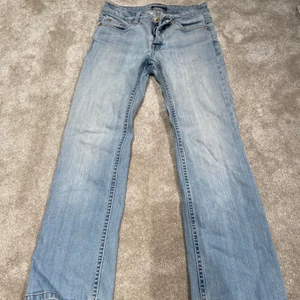 Midwaist jeans - Supersnygga jeans som tyvärr är korta på mig som är 167! De är second hand och i superfint skick❤️Modellen är straight eller bootcut! Checka mina andra annonser, jag samfraktar! Midjemåttet:71cm, Innerbenslängd:69cm