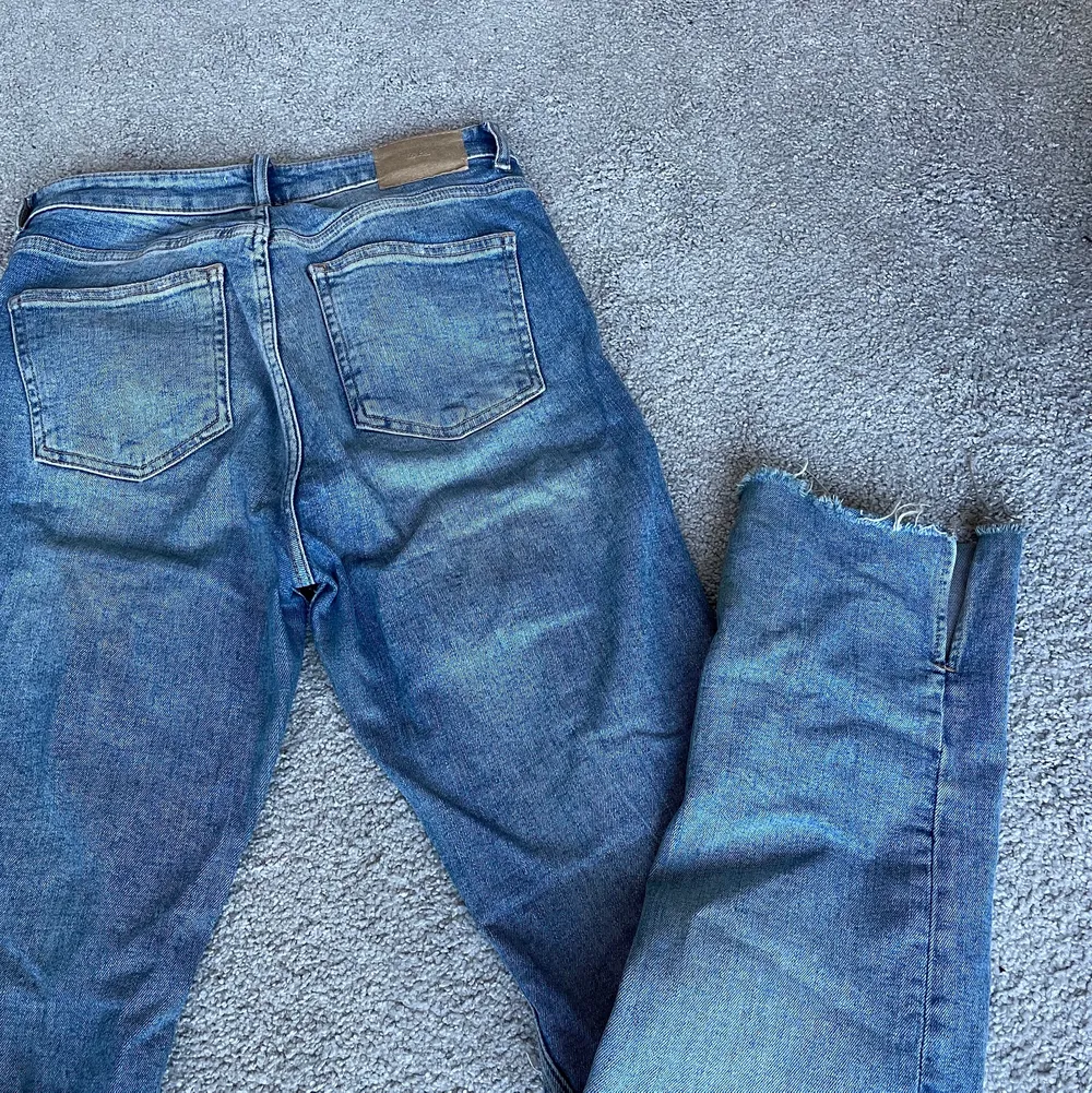 Säljer mina super fina Zara jeans i bra skick, storlek 38. Skulle passa en med storlek 40.💖 min längd är 160 och de är lite långa, nuddar marken.. Jeans & Byxor.