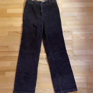 Manchester byxor - Ett par SUPER fina manchester byxor i storlek D 16 dvs ungefär 32/34, skulle säga att de passar för dem som är 160-164 i längd! Super fint skick och inget spår av slitage! Skriv privat för fler frågor. Betalning sker via swish, kan mötas upp i Stockholm annars står köparen för frakt! Köp direkt för 500 + frakt eller buda från 350kr och uppåt!