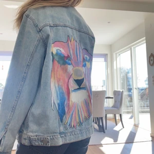 Jeansjacka  - Skitcool jeansjacka som tyvärr inte kommer till användning! Passar perfekt ju till sommaren/våren