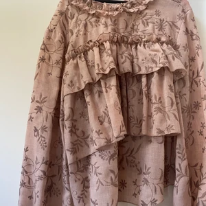 Blus från ZARA  - En blommig rosa aktiv blus, använd fåtal gånger. Väldigt bra skick 