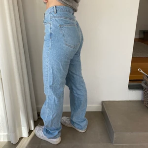 Jeans - Snygga jeans från Nakd! Perfekt i modellen, men för långa för mig tyvärr. Jag är 165 + ganska stretchiga i midjan. Köpare står för frakt💕