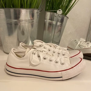 Converse low tops - Vita låga converse i strl 40, endast använda en gång.                 Säljes pga för små. Köparen står för frakt.