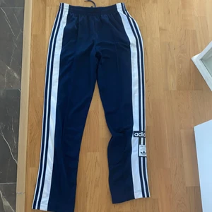 Adidasbyxor💙 - Säljer dessa coola adidasbyxor som kan öppnas på sidorna, är i storlek 34 men passar 36💙💙