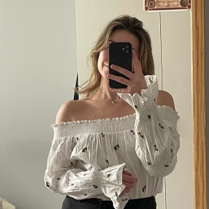 Blommig vit blus - Så gullig och blommig blus från zara! Använd typ 2 gånger.