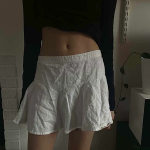 Linne Kjol - Gullig lågmidjad linnekjol🤍 Passar perfekt till stranden med bikini under, på sommaren eller varmare dagar eftersom den är ganska kort 🐚🏖