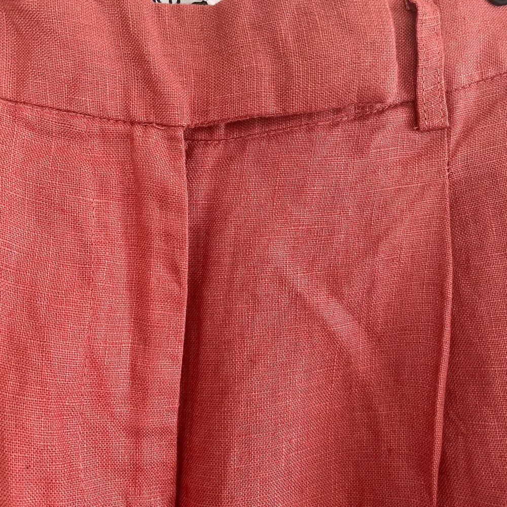 Byxor i linneinspererat material från NA-KD. Aldrig använda, prislapp finns kvar. . Jeans & Byxor.