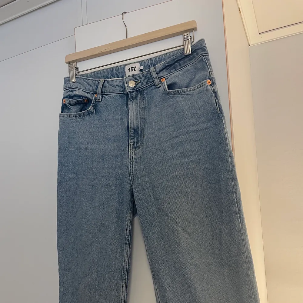 Säljer dessa jättesnygga ljusblåa jeans från lager157 i modellen ”Lane” vilket är en highwaisted och rak modell! . Jeans & Byxor.