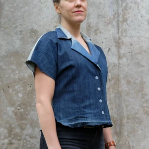 Jeansblus med kort ärm - Super söt jeansblus med kort ärm och knappar sydd av mig från gamla jeans. Storlek är 38. 👖💕✨ Mått på plagget: Längs bak: 52cm Ärm längd: 29 cm Bröst vidd: 52cm