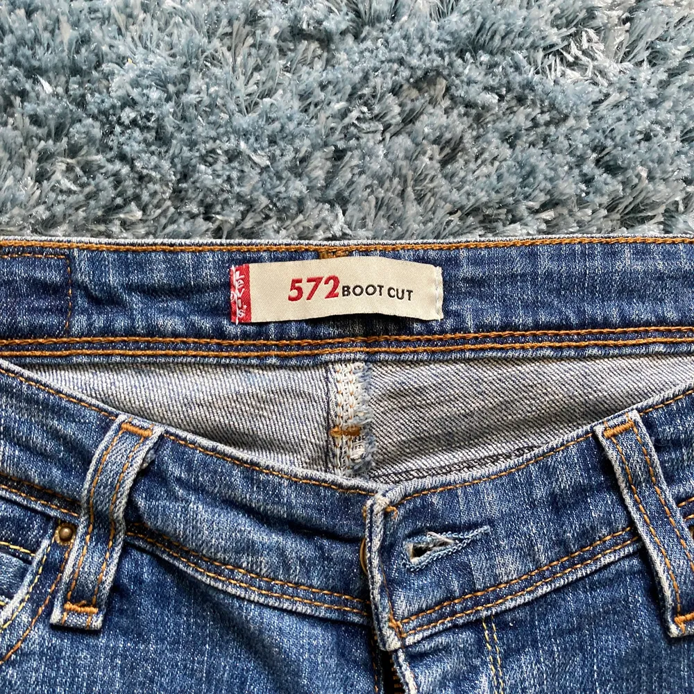 Säljer dessa as fina jeans från Levis. Midjemåttet är ca 37 cm tvärs över och innerbenslängden ca 72 cm men sitter bra på mig med ungäfär 80 cm i innermedslängd! Passar nog en S eller liten M. Om fler är intresserade blir det budgivning. Skriv privat vid mer frågor!😊. Jeans & Byxor.