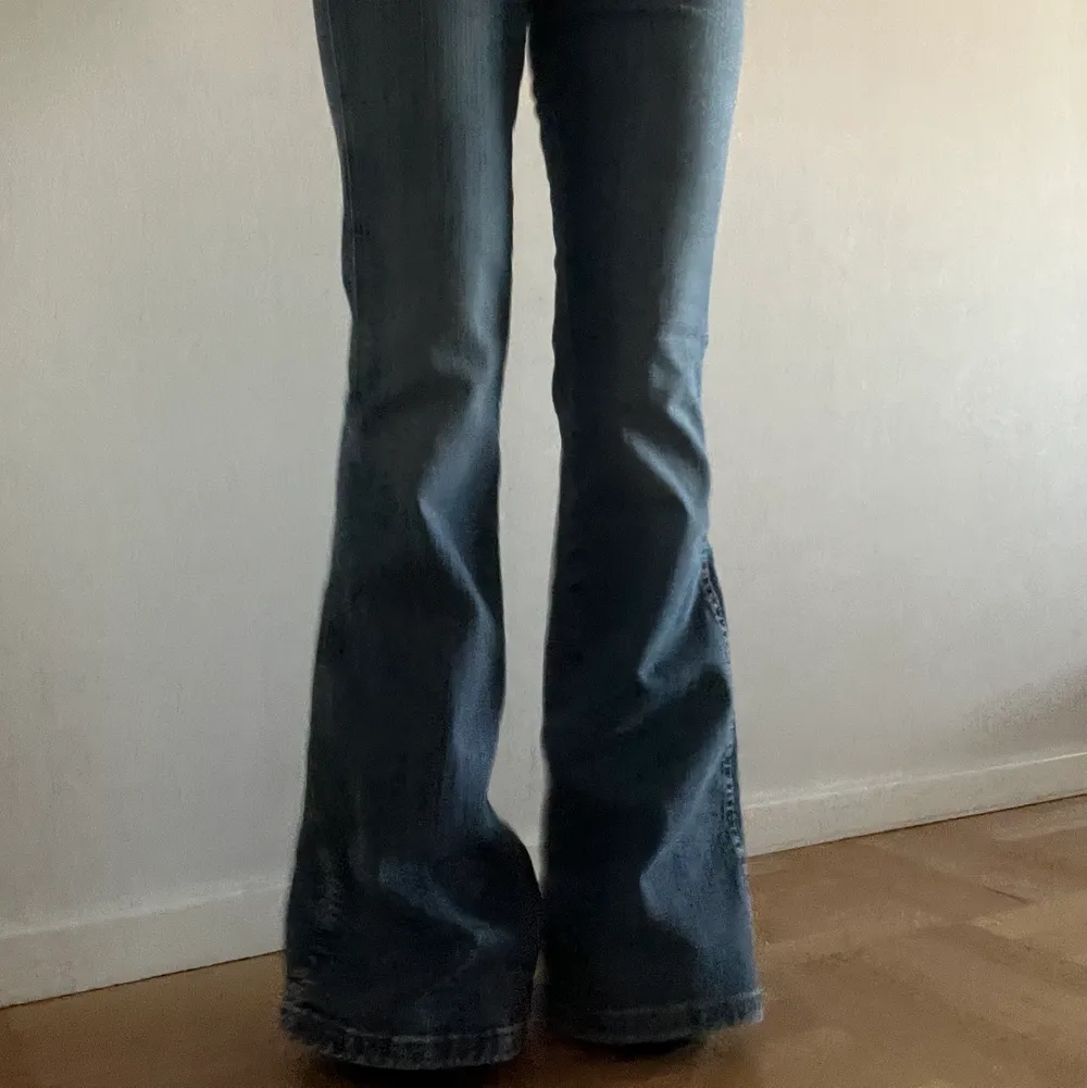Säljer dessa sjukt snygga jeans. Önskar de passade men de är tyvärr alldeles för långa på mig som är 152. Jeans & Byxor.
