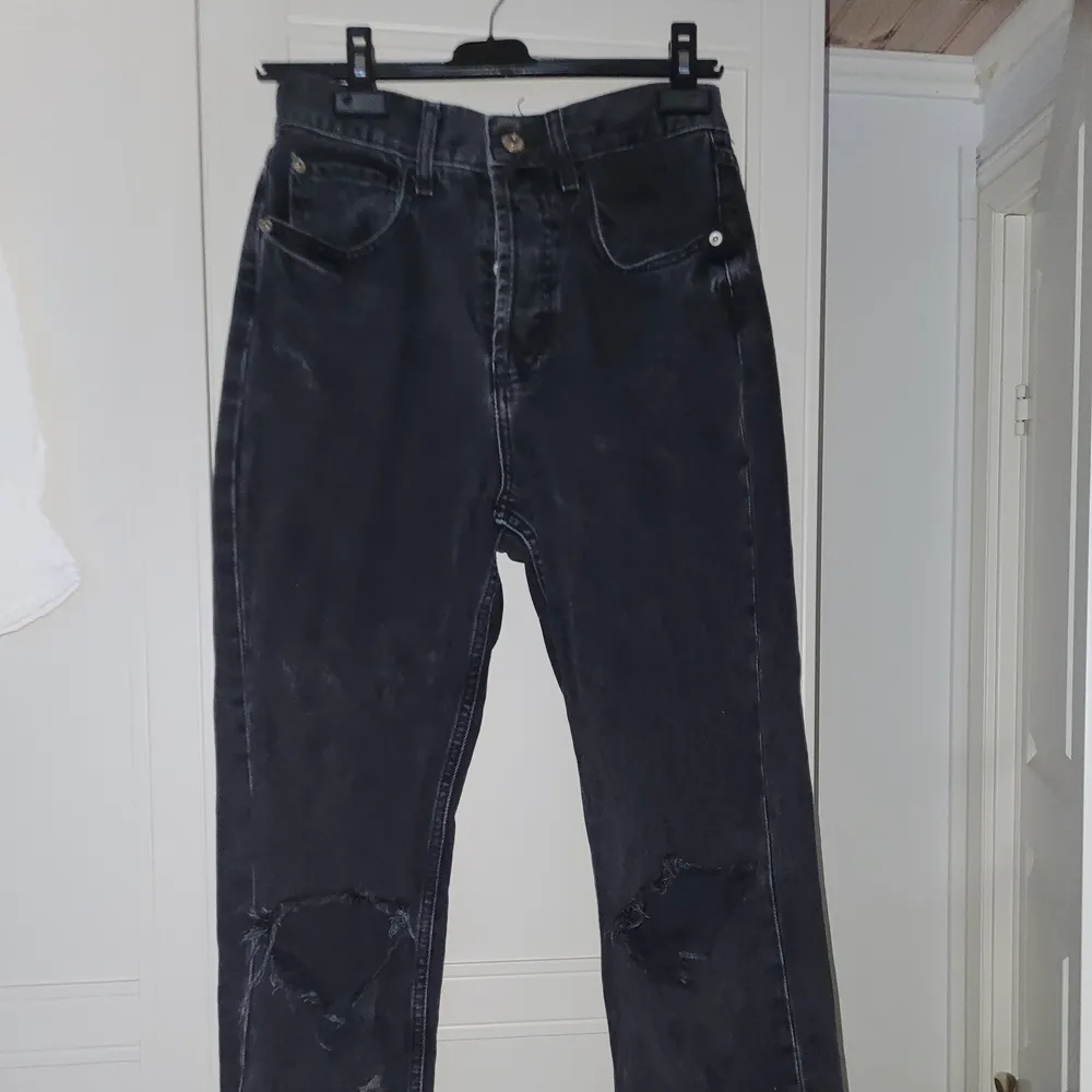 Ett par jeans ifrån Zara. Fint skick. En liten fläck under vänster knä men är övertygad om att den går bort. Spårbar frakt! 😊. Jeans & Byxor.