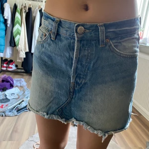 lågmidjad jeanskjol - Köpt på second hand för längesedan men tyvärr inte min stil. Aldrig använd av mig, felfri 💓 LÅGMIDJAD (tjejen på bilden är vanligtvis 34 i jeans och ca 160 lång)