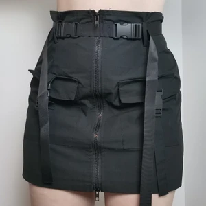 Svart kjol med spännen  - Oanvänd fin kjol🖤