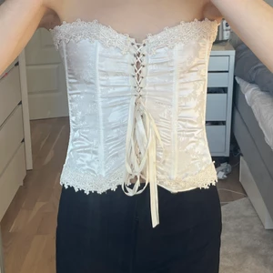 Korsett - Den perfekta korsetten i ett drömmigt vitt tyg! Man kan både ha den med snörning fram eller snörningen bak och snörningen gör att man kan anpassa storleken efter sig själv! Använd ett fåtal gånger då den inte riktigt passat mig, så säljer den vidare. Sitter perfekt på mig som är brukar ha 34 i storlek. Kan mötas upp, annars tillkommer en frakt på 66kr💞💞