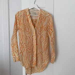 100% silkes blus från Marlene Birger  - Oversizes härlig silkes blus från Marlene Birger!  Storlek 34 