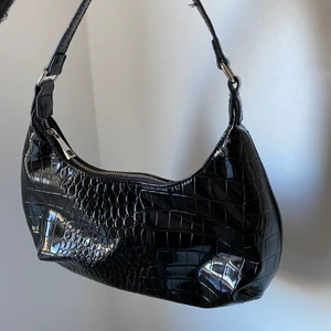 Gina Tricot - Säljer denna super fina väskan , inga skador och slitningar, har använts sparsamt. Flera bilder elle frågor kol privat❤️