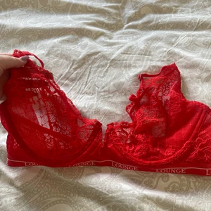 Lounge bh  - Superfina bh från lounge, den är endast använd 1 gång . Storlek 80 D men små i storleken 
