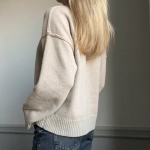 PURE UF Kashmir tröja - Vi är PURE UF och säljer kläder i 100% återvunnen kashmir. Detta är Visible Seam Sweater i färgen SAND (beige). En beige lite oversized kashmirtröja. Modellen är 167 cm lång och bär storlek S/M. Kontakta oss om du är intresserad av att köpa!! @pure_uf på Instagram 💖💖💖